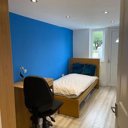 One Bedroom In Spacious Bungalow, Free Parking & Private Entrance Единбург Екстериор снимка