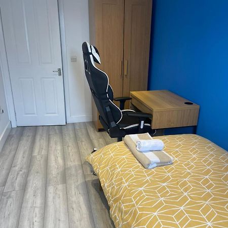 One Bedroom In Spacious Bungalow, Free Parking & Private Entrance Единбург Екстериор снимка