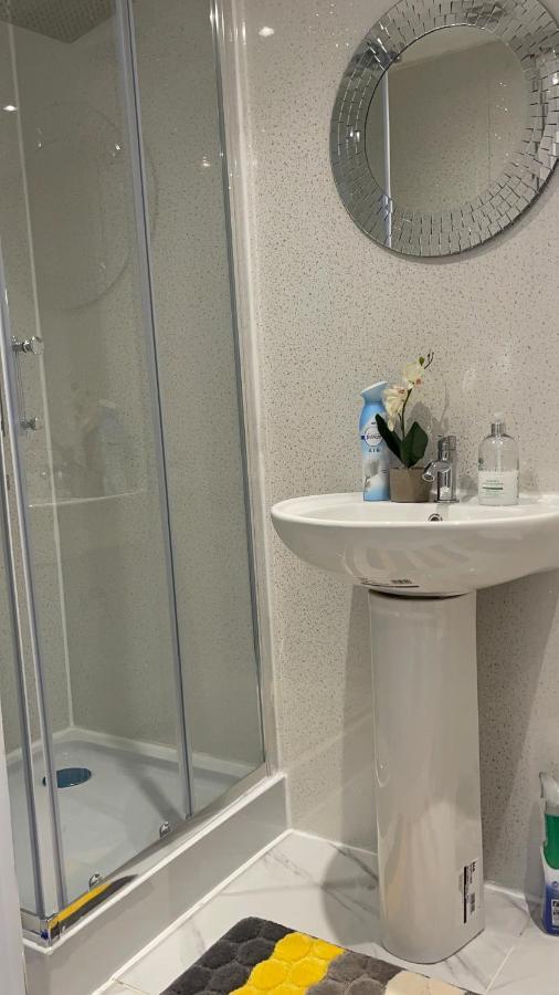 One Bedroom In Spacious Bungalow, Free Parking & Private Entrance Единбург Екстериор снимка