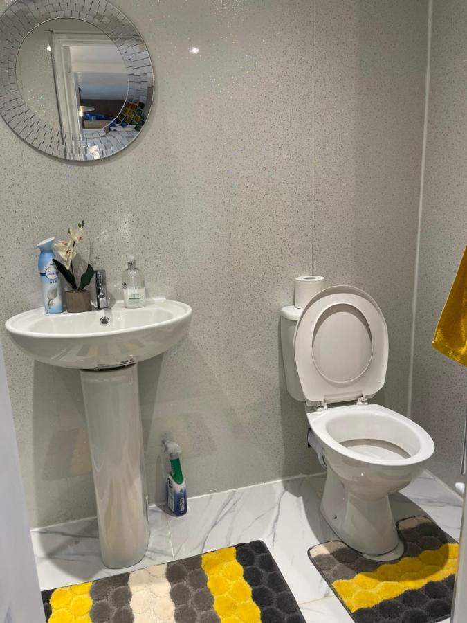 One Bedroom In Spacious Bungalow, Free Parking & Private Entrance Единбург Екстериор снимка