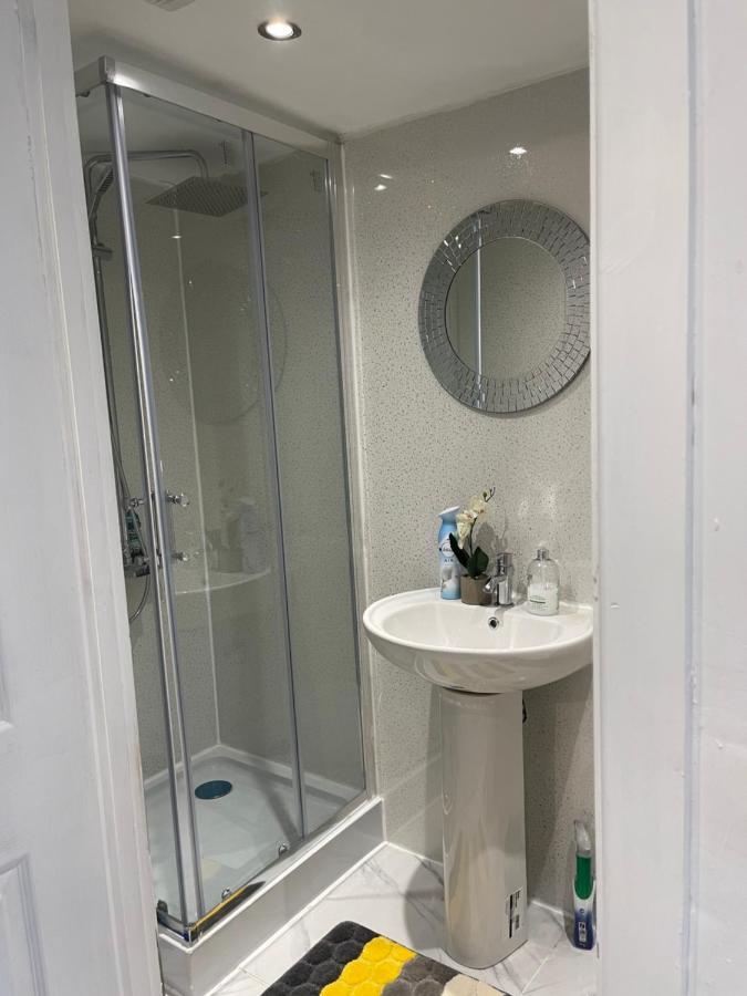 One Bedroom In Spacious Bungalow, Free Parking & Private Entrance Единбург Екстериор снимка