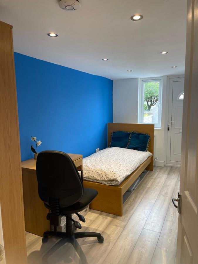 One Bedroom In Spacious Bungalow, Free Parking & Private Entrance Единбург Екстериор снимка