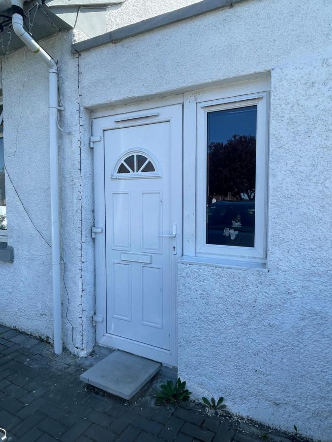 One Bedroom In Spacious Bungalow, Free Parking & Private Entrance Единбург Екстериор снимка