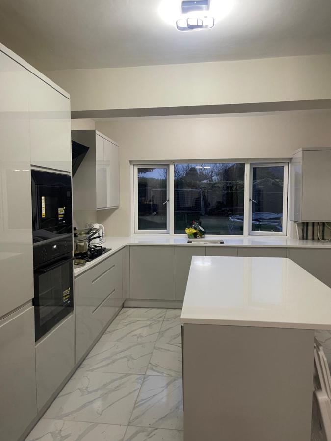 One Bedroom In Spacious Bungalow, Free Parking & Private Entrance Единбург Екстериор снимка