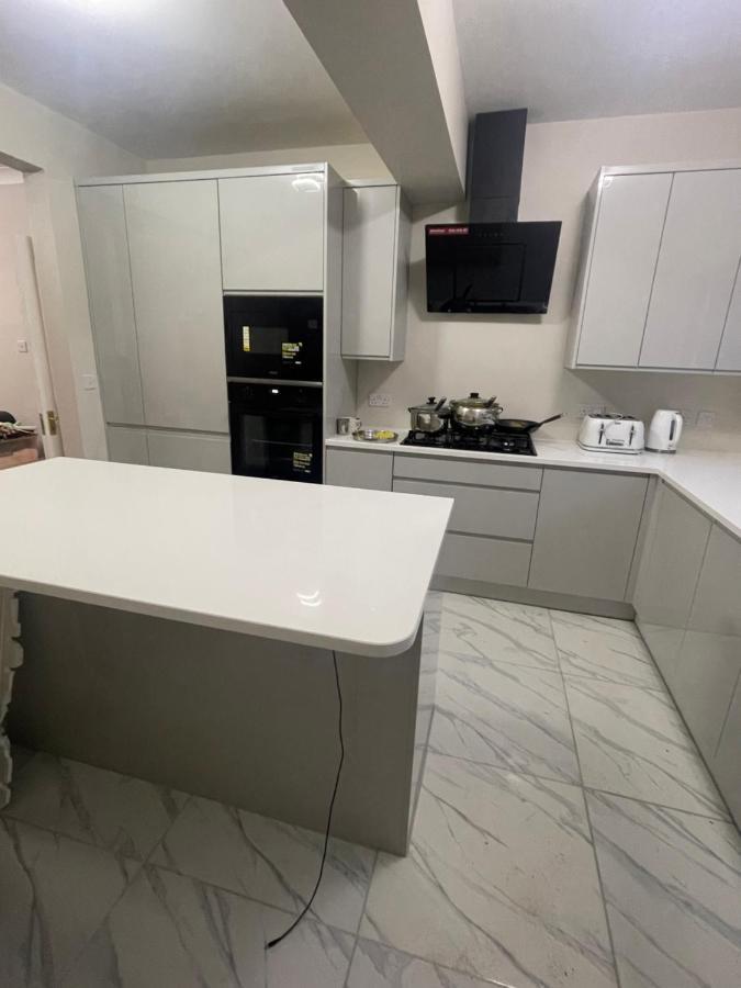 One Bedroom In Spacious Bungalow, Free Parking & Private Entrance Единбург Екстериор снимка
