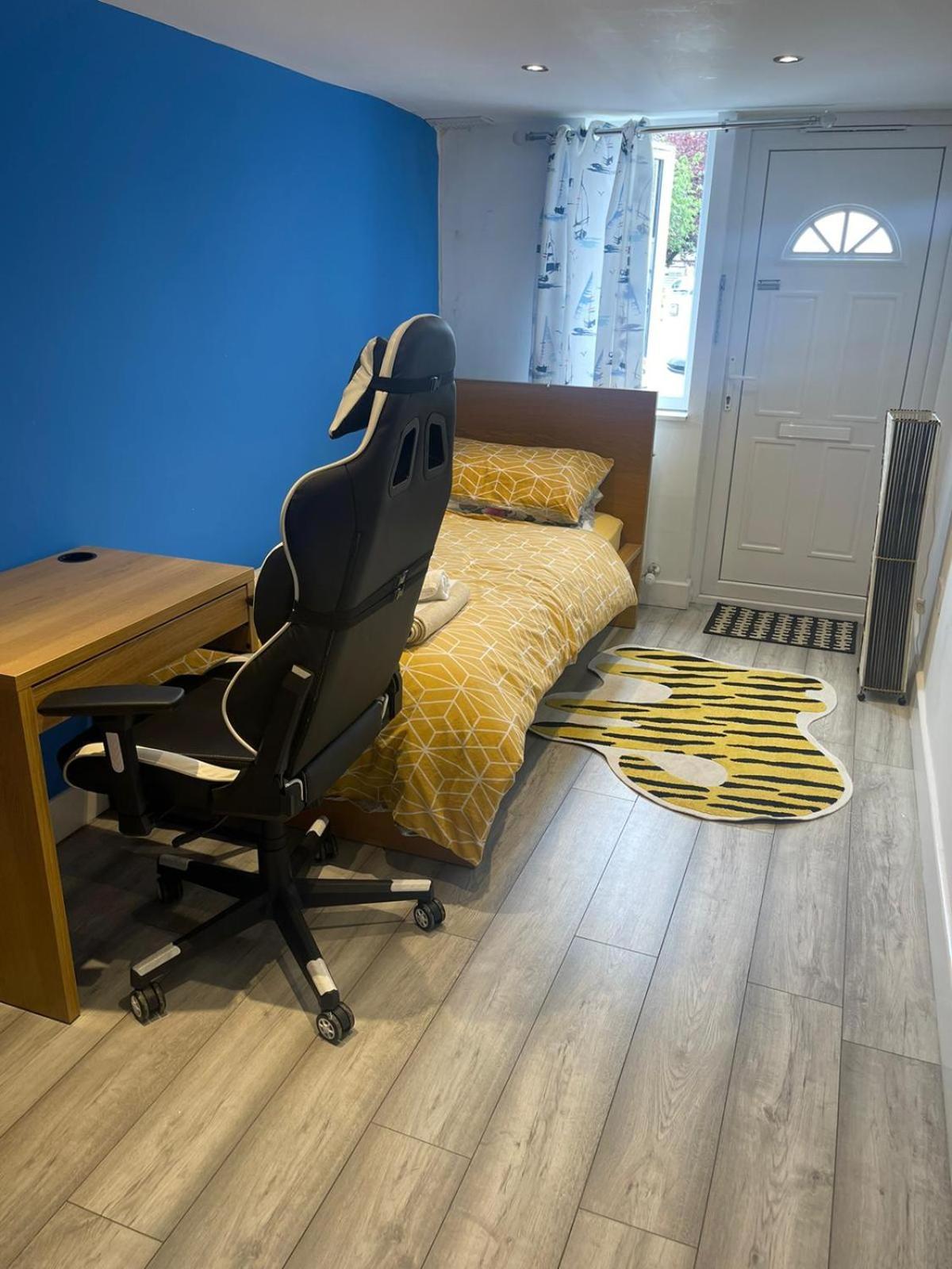 One Bedroom In Spacious Bungalow, Free Parking & Private Entrance Единбург Екстериор снимка